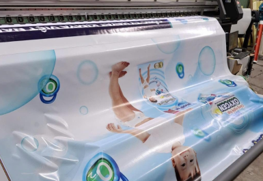 Bạt Hiflex là gì? Phân loại, độ bền & ứng dụng quảng cáo ngoài trời