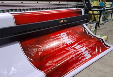 So sánh in UV và decal – giải pháp nào phù hợp và tiết kiệm hơn?