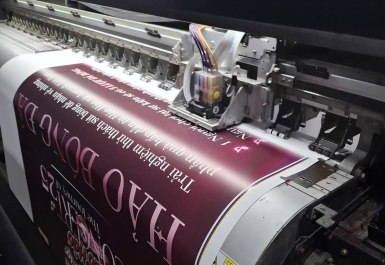 So sánh in UV và in decal – giải pháp nào phù hợp cho doanh nghiệp?