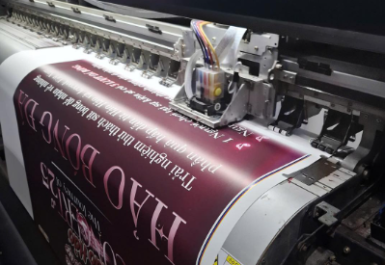 Ứng dụng in UV trên mica, gỗ, kim loại trong sản xuất POSM